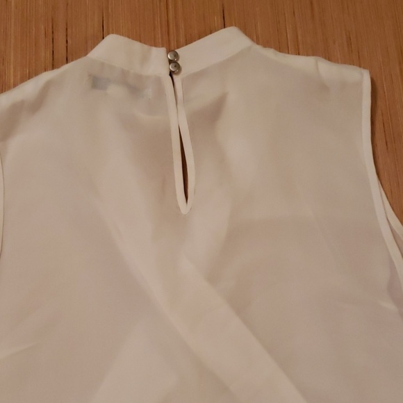 White sleeveless v neck top - Picture 6 of 7
